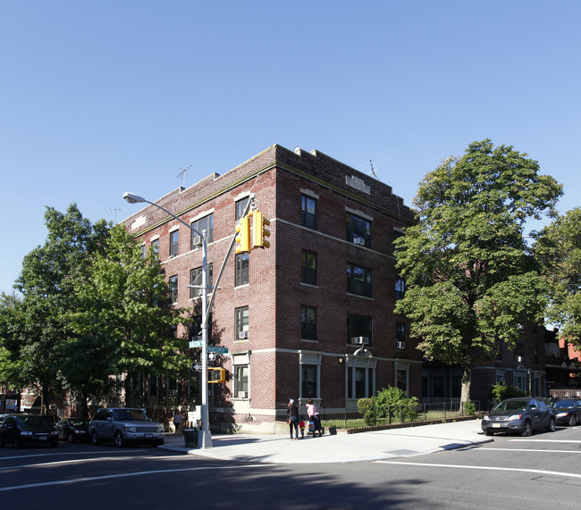 658 Montgomery Street in Brooklyn, NY - Building Photo - Building Photo