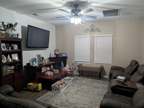 112 Esparza Dr in Bastrop, TX - Foto de edificio - Building Photo