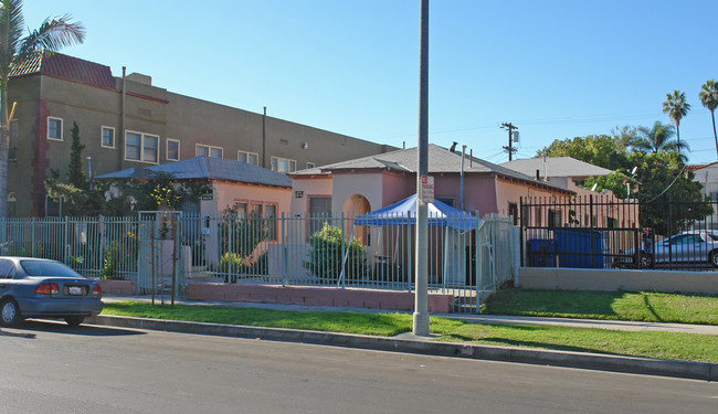 1203 S Bronson Ave in Los Angeles, CA - Foto de edificio - Building Photo