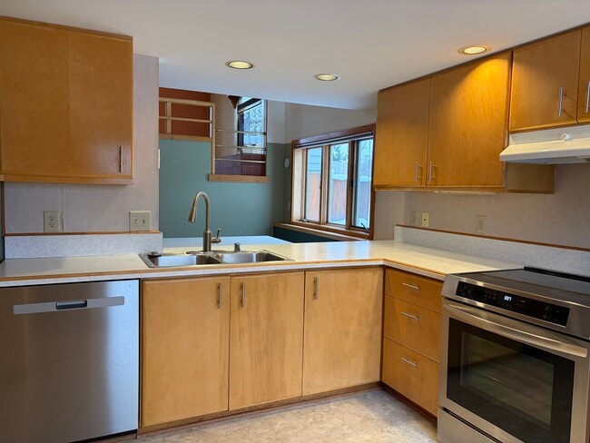 6526 Bettys Ln in Madison, WI - Building Photo - Building Photo