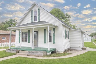 106 W Pine St in Cedar Bluffs, NE - Foto de edificio - Building Photo