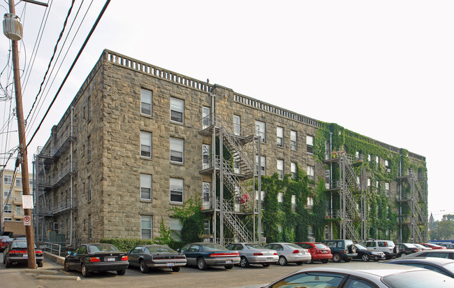 Greystone Court in Columbus, OH - Building Photo - Building Photo