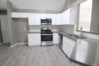 12323 Guernsey Dr in Tomball, TX - Building Photo - Building Photo