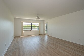 1801 Indian River Blvd in Vero Beach, FL - Building Photo - Building Photo