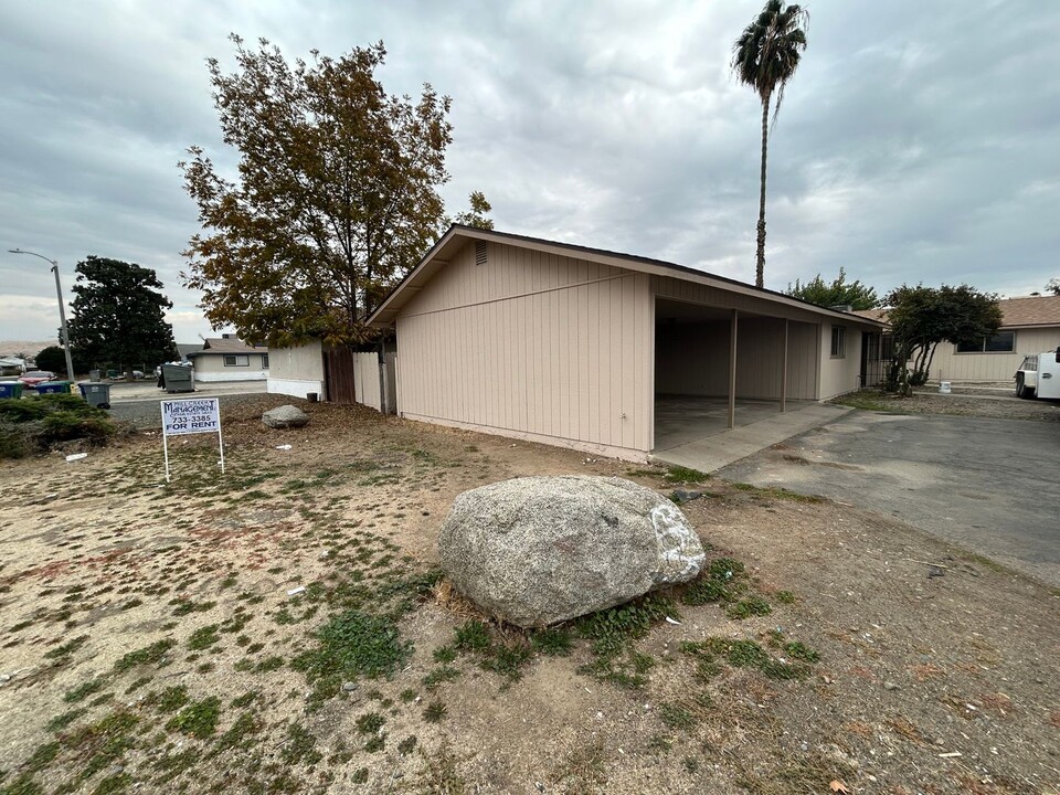 888 E Samoa St-Unit -888 in Lindsay, CA - Foto de edificio