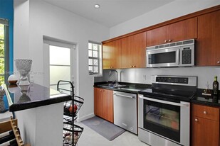 901 3rd St, Unit 3 in Miami Beach, FL - Foto de edificio - Building Photo