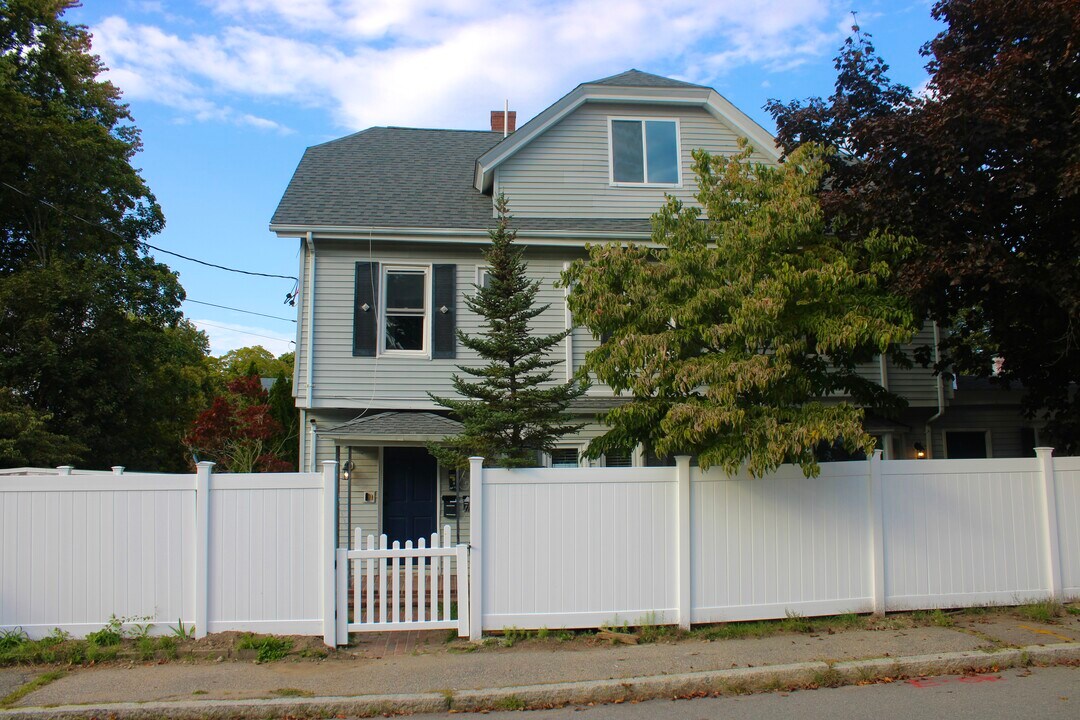 76 Park St, Unit 3 in North Attleboro, MA - Foto de edificio