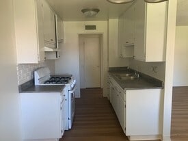 Sherman Way Biltmore in Reseda, CA - Building Photo