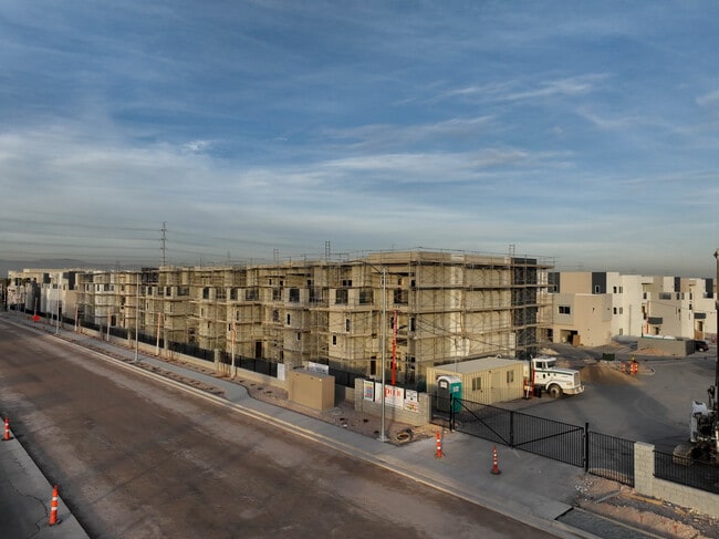 Nightfall in Las Vegas, NV - Foto de edificio - Building Photo