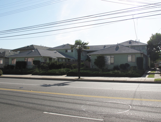 15610 S Normandie Ave in Gardena, CA - Foto de edificio - Building Photo