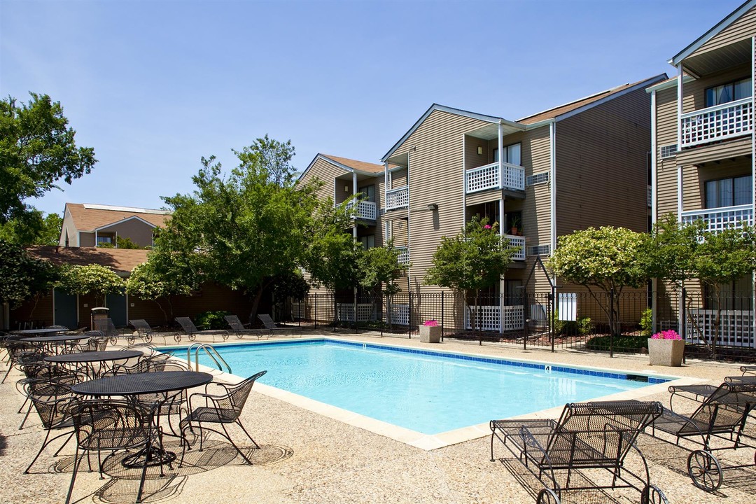 Polo Run Apartments in Metairie, LA - Building Photo