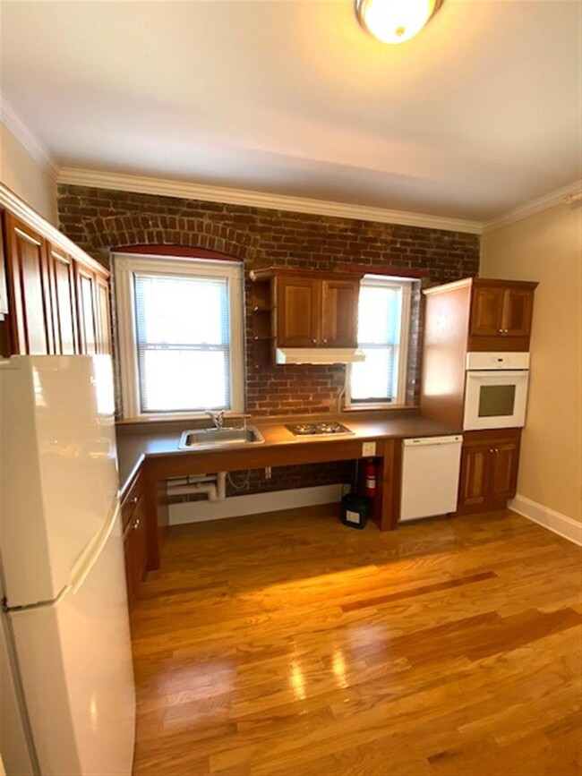 880 Massachusetts Ave, Unit 218 in Cambridge, MA - Foto de edificio - Building Photo