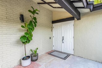10853 SW 132nd Cir Ct in Miami, FL - Foto de edificio - Building Photo