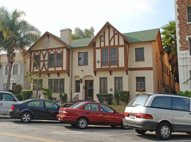 625 S Dunsmuir Ave in Los Angeles, CA - Foto de edificio - Building Photo