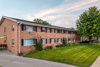 River Park Apartments in Waukesha, WI - Foto de edificio - Building Photo