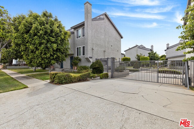 15305 Berendo Ave in Gardena, CA - Building Photo - Building Photo