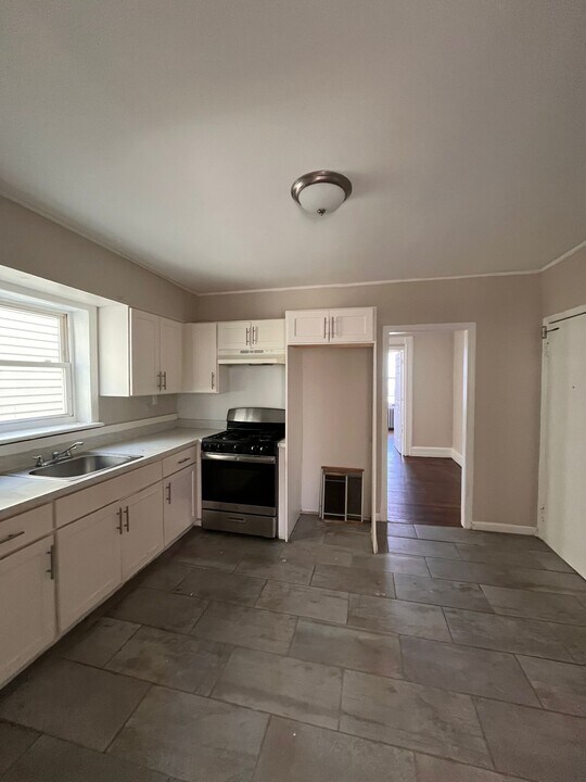 76 Pearsall Ave, Unit 2 in Jersey City, NJ - Building Photo