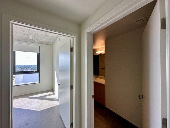 321 NW 31st St, Unit B2 in Miami, FL - Building Photo - Building Photo