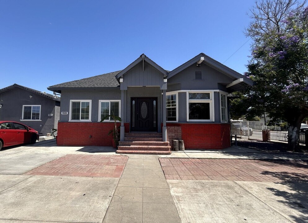1606 E San Fernando St in San Jose, CA - Building Photo