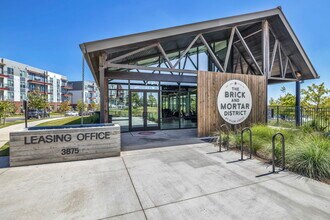 The Brick and Mortar District Apartments in Kyle, TX - Foto de edificio - Building Photo