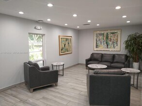 3510 Oaks Way in Pompano Beach, FL - Building Photo - Building Photo