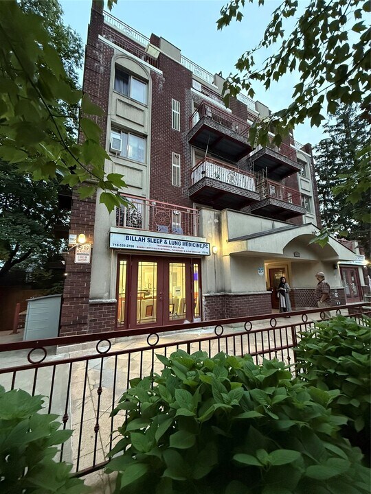 170-12 Highland Ave in Queens, NY - Building Photo