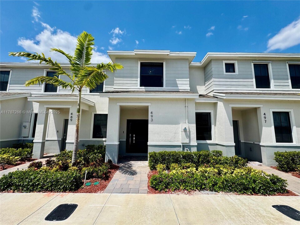 493 NE 12th St in Florida City, FL - Building Photo