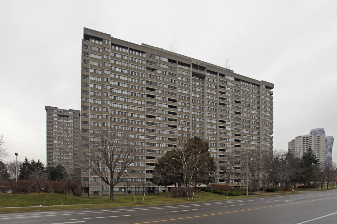 1580 Mississauga Valley Blvd in Mississauga, ON - Building Photo
