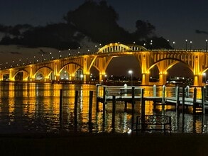 1224 S Peninsula Dr, Unit 408 in Daytona Beach, FL - Foto de edificio - Building Photo