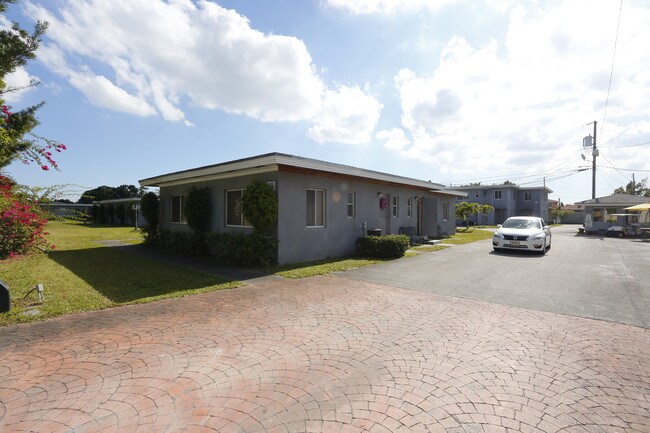 1654 NW 75th St in Miami, FL - Foto de edificio - Building Photo