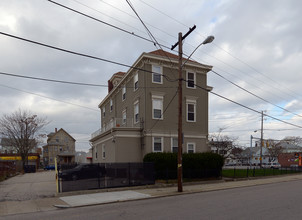 635 Broadway in Pawtucket, RI - Foto de edificio - Building Photo