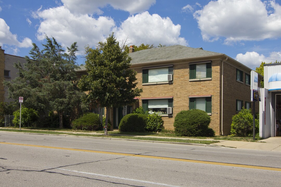 5624 W Burleigh St in Milwaukee, WI - Foto de edificio