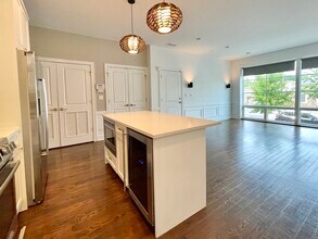 2453 W Irving Park Rd in Chicago, IL - Building Photo - Building Photo