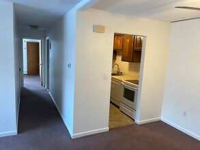 2 Thompson Rd, Unit B in Manchester, CT - Building Photo - Building Photo