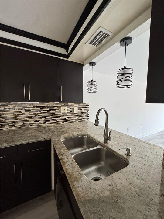 10800 NW 7th St in Miami, FL - Building Photo