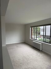 2450 Dexter Ave N, Unit 204 in Seattle, WA - Building Photo - Building Photo