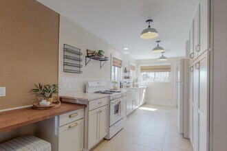 1610 Las Lomas Rd NE in Albuquerque, NM - Building Photo - Building Photo