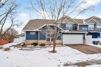 475 Hickory Ln N in Oakdale, MN - Building Photo - Building Photo