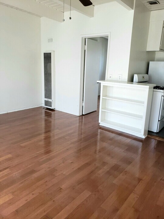 1909 Beachwood Dr in Los Angeles, CA - Building Photo