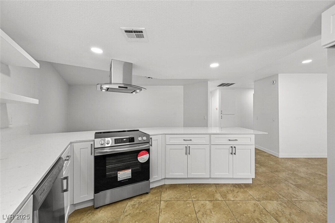 2080 Karen Ave in Las Vegas, NV - Building Photo