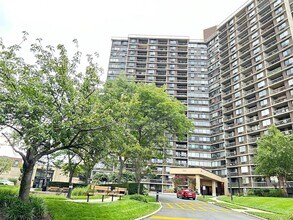 One Bay Club Dr in Queens, NY - Building Photo - Building Photo