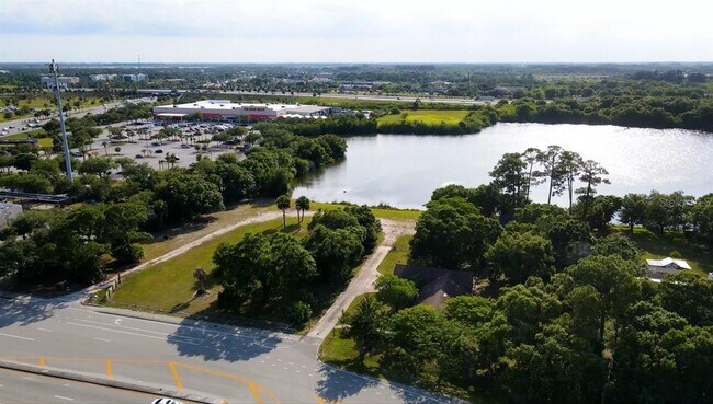 2511 S Jenkins Rd in Fort Pierce, FL - Building Photo - Building Photo