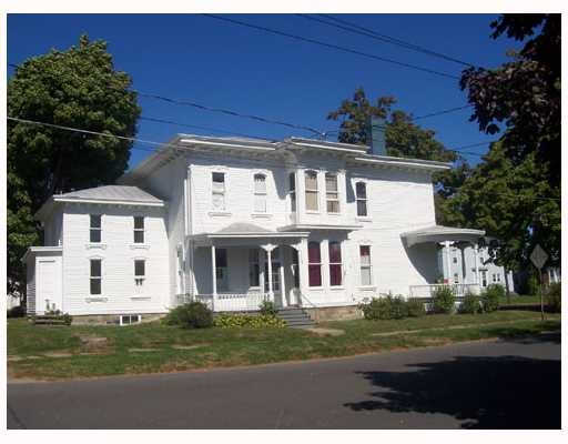 172 W Fourth St in Oswego, NY - Building Photo