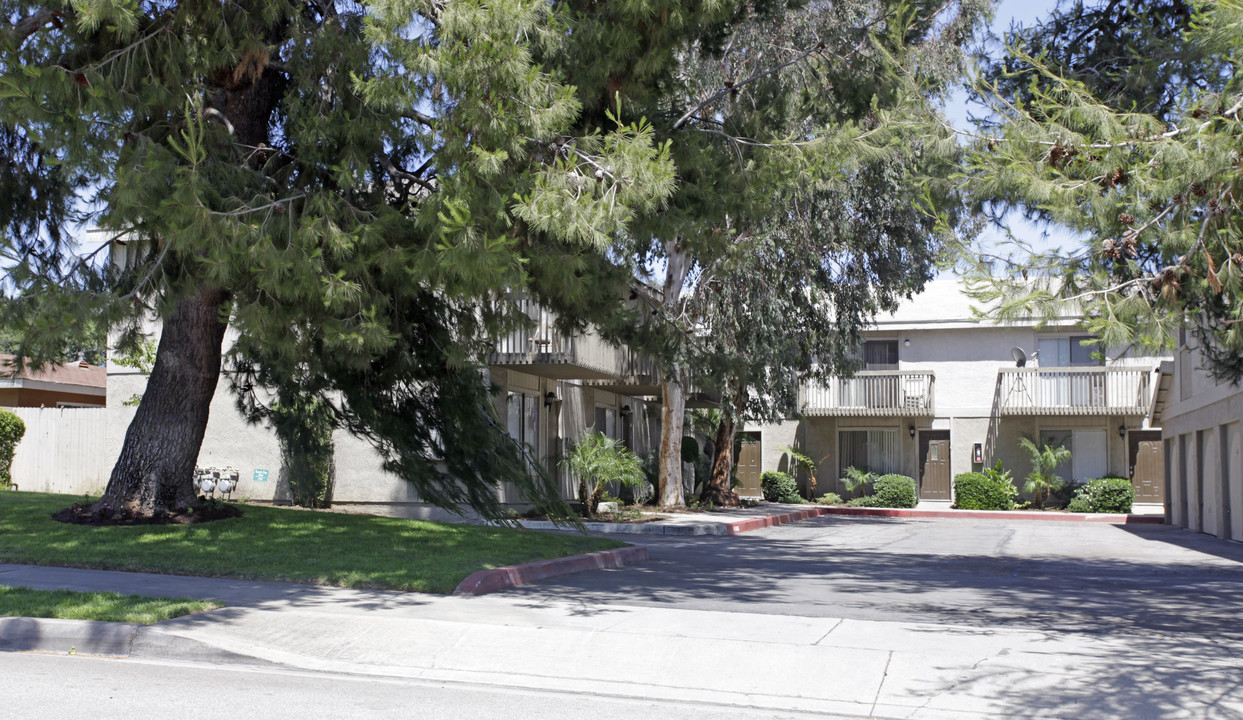 Laurel Avenue Townhomes in Ontario, CA - Building Photo