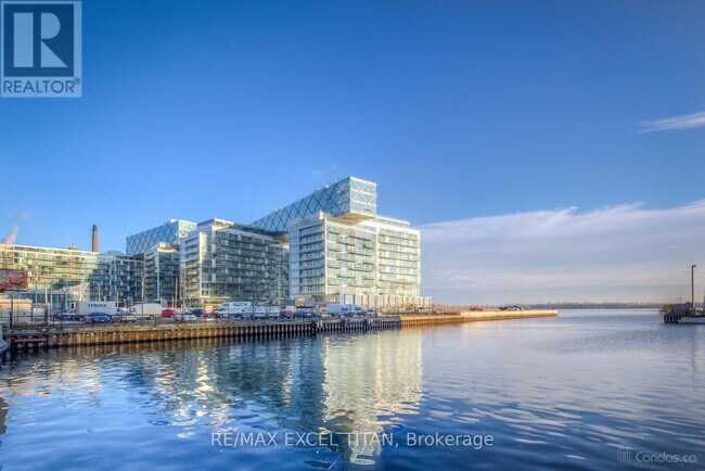 39 Queens Quay E in Toronto, ON - Building Photo - Building Photo