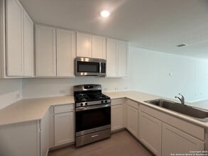 235 Ottawa Way in New Braunfels, TX - Foto de edificio - Building Photo