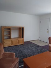 13610 Ambaum Blvd SW, Unit Apt 1 in Burien, WA - Foto de edificio - Building Photo