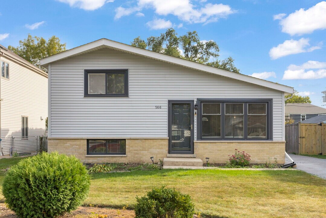 566 Babcock Ave in Elmhurst, IL - Building Photo