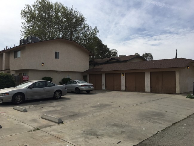 4206 White Ln in Bakersfield, CA - Building Photo - Building Photo