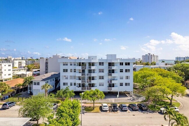 1990 Marseille Dr in Miami Beach, FL - Foto de edificio - Building Photo